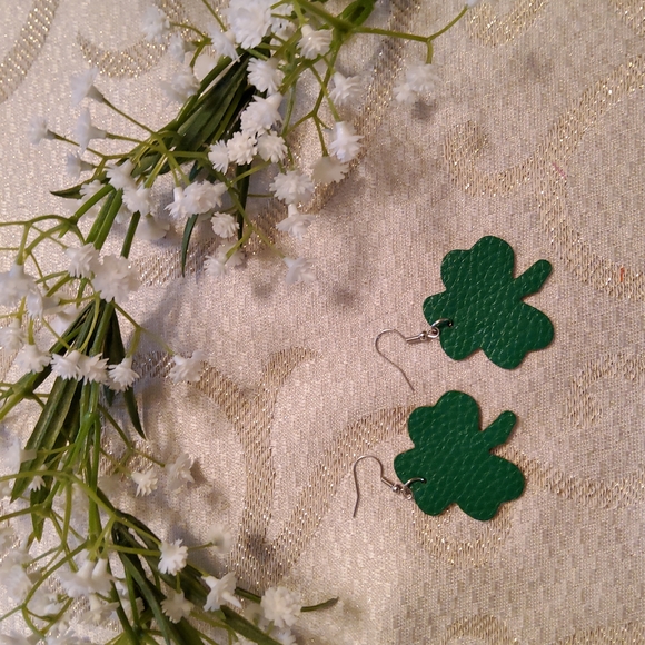 Green Shamrock Earrings - Picture 2 of 3